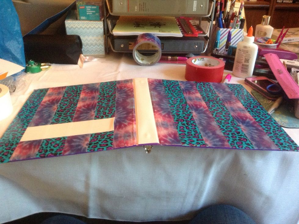 Lay you binder as flat as you can.