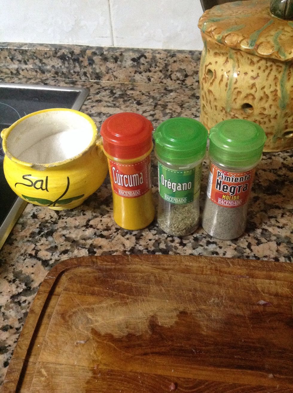 Le echamos un poco de sal, curcuma, oregano y pimienta negra