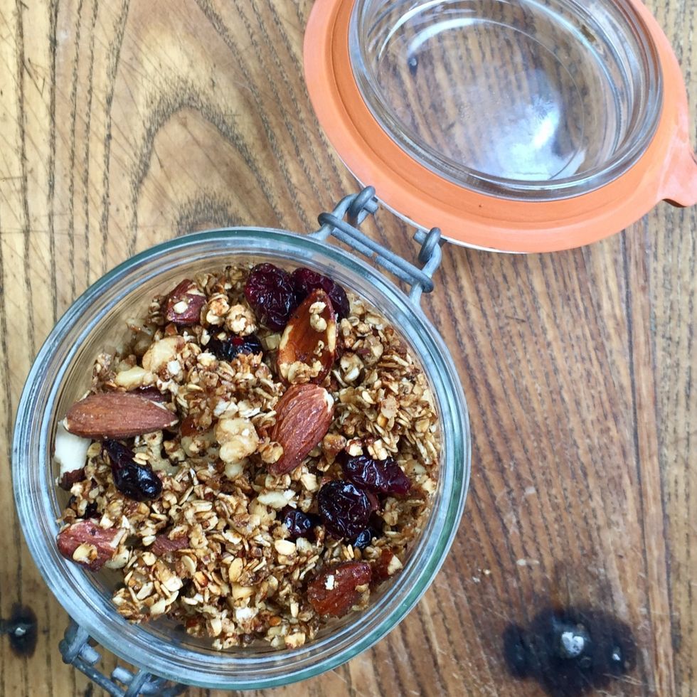 Le granola se conserve plusieurs jours dans un bocal herm\u00e9tique (avec un joint, comme cela il reste bien croquant).