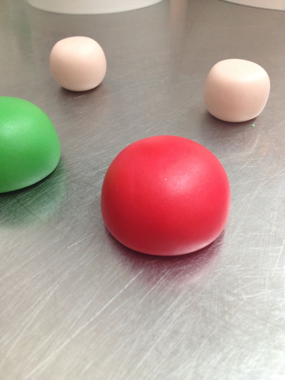 Le lavoriamo sul piano di lavoro in modo da formare due cupolette