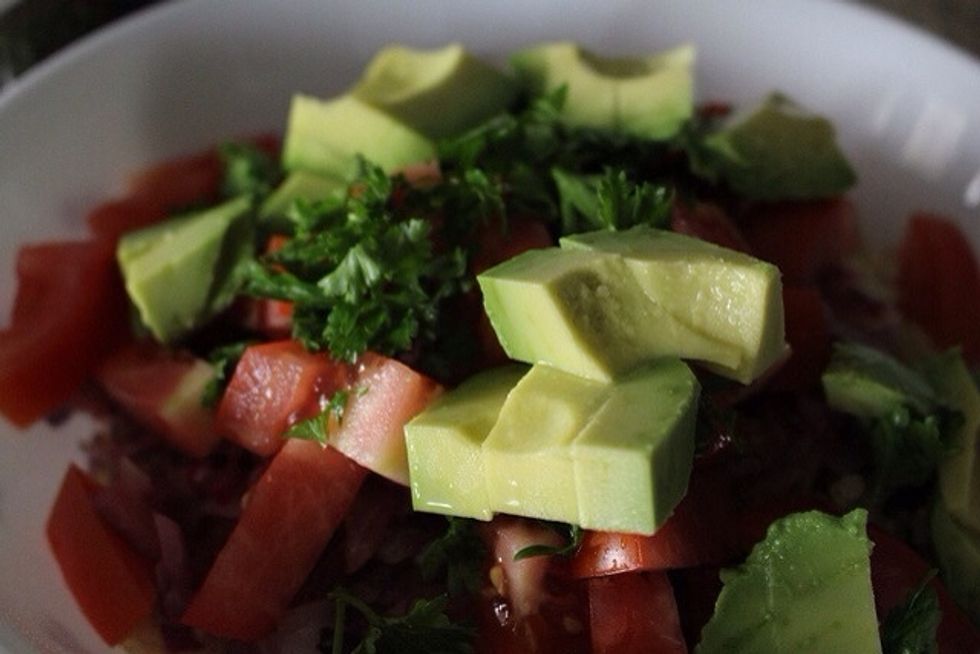Leave empty avocado half shells. Add the avocado chunks to the bowl of quinoa then drizzle with fresh lemon juice to add tang, preserve colour. Give a gentle toss to evenly distribute avocado chunks.