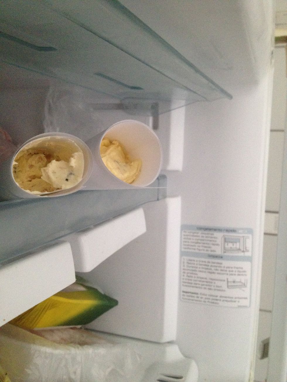 Leave in the freezer for about an hour. Until the butter pulls away from the paper. | Deixe no congelador por aproximadamente uma hora. At\u00e9 que a manteiga desgrude do papel.