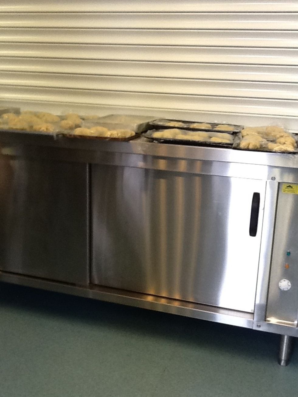 Leave the bread to rise.