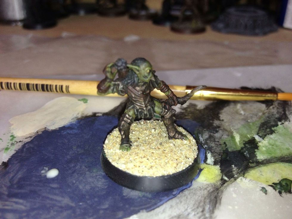 Leave the model to dry for at least four hours. This first gluing will not be enough to stick the sand to the base and we'll take several other steps to secure the texture.