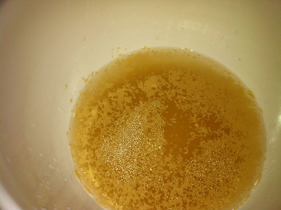 Leave this for 10 to 15 mins to froth.