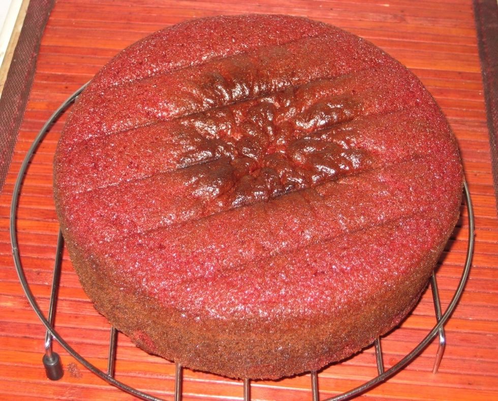 Leave to cool completely on a cooling rack. If u need to ice the cake, it's advisable to cook the cake a day in advance to be able to cool the cake completely in the fridge.