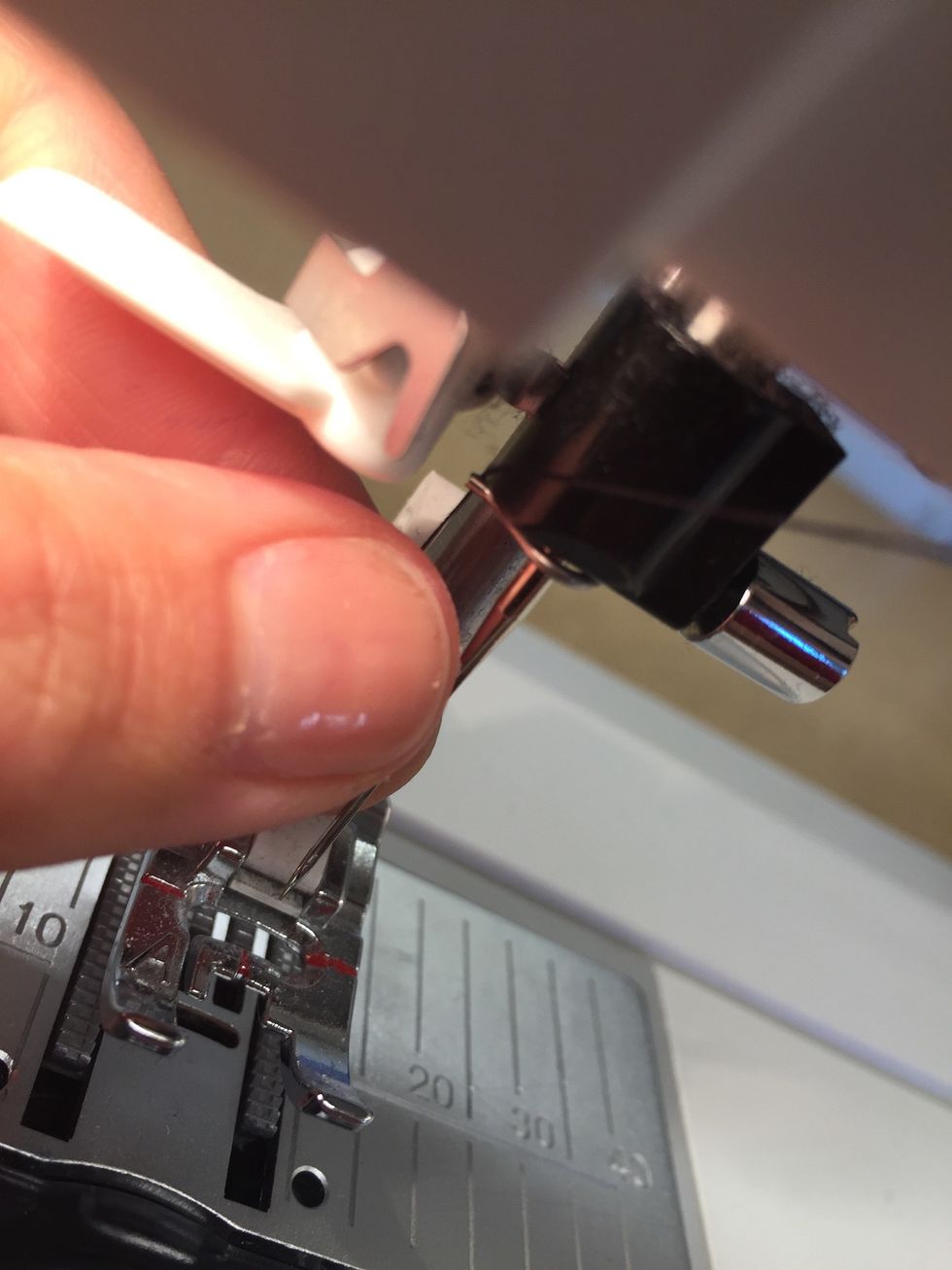 Led tr\u00e5den ner\u00e5t och bakom den lilla krok som finns p\u00e5 pinnen.