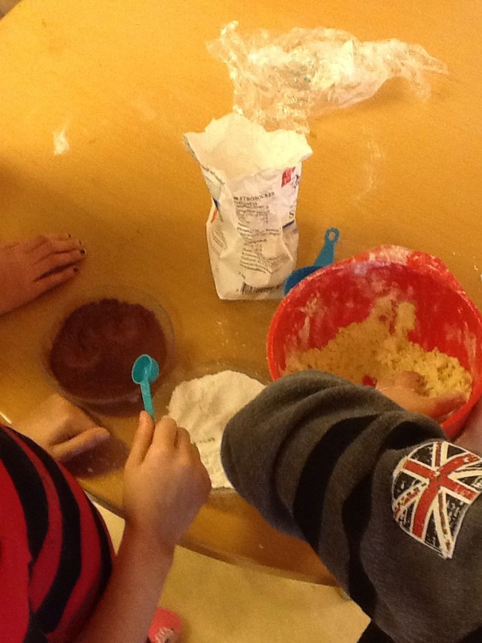 Leg i vanilj socker och Rolla de till tv\u00e5 bollar, och sen l\u00e4ger man i kakao och sen rolla man de till tv\u00e5 bollar.