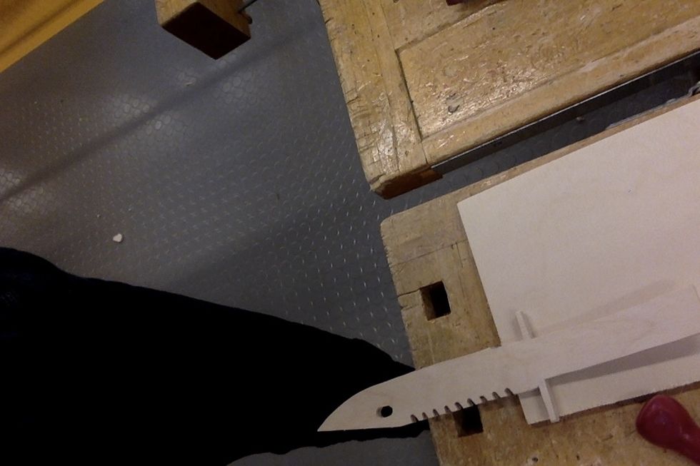 legg den tr\u00e4biten som du s\u00e5gat ut p\u00e5 en ana 9 mm tr\u00e4bit men bara d\u00f6r de tv\u00e5 tr\u00e4bitarna sticker ut och ner\u00e5t och om du inte f\u00f6rst\u00e5r s\u00e5 visar jag p\u00e5 n\u00e4sta bild hur det ska se ut