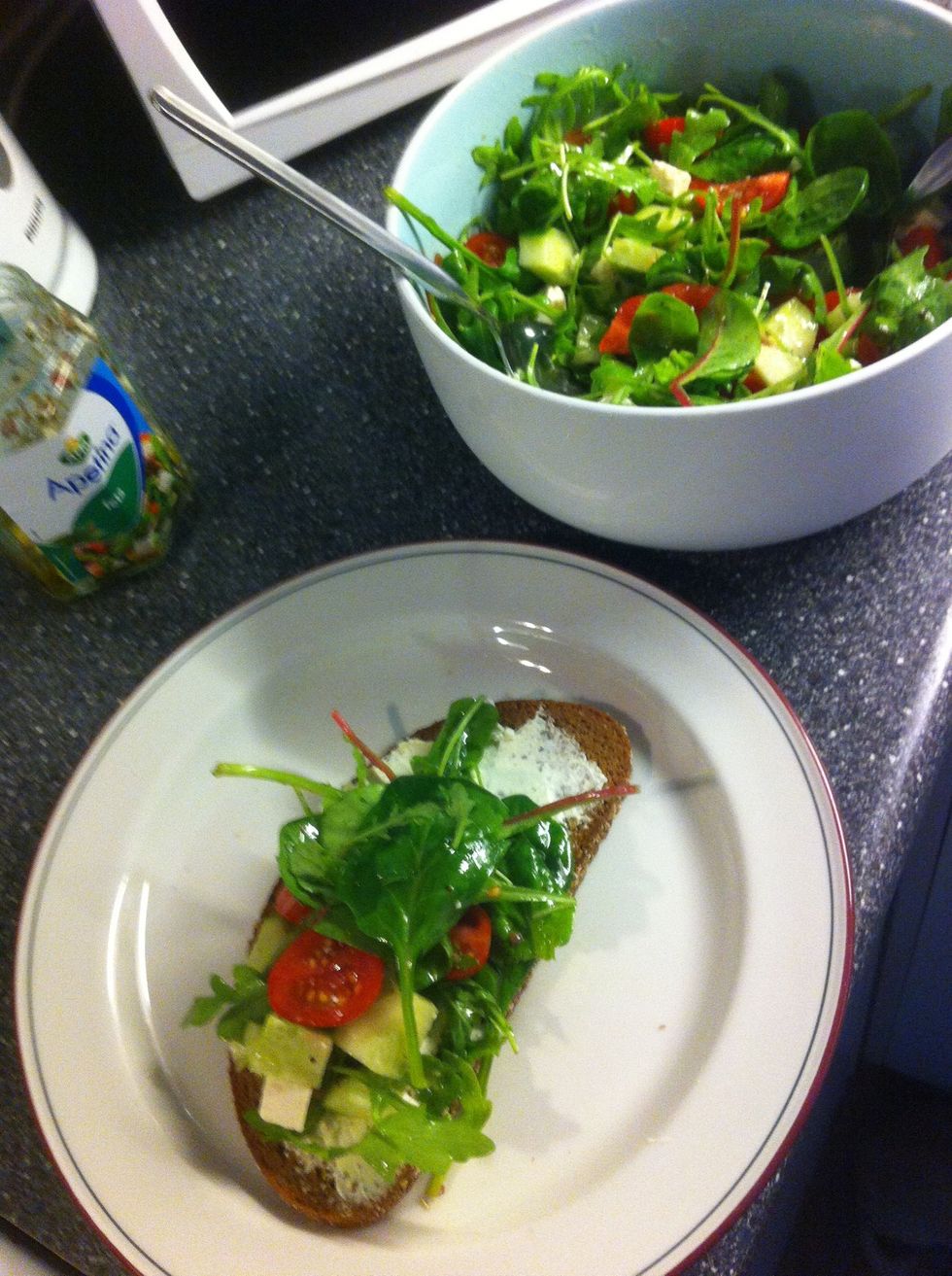 Legg p\u00e5 salatblandingen