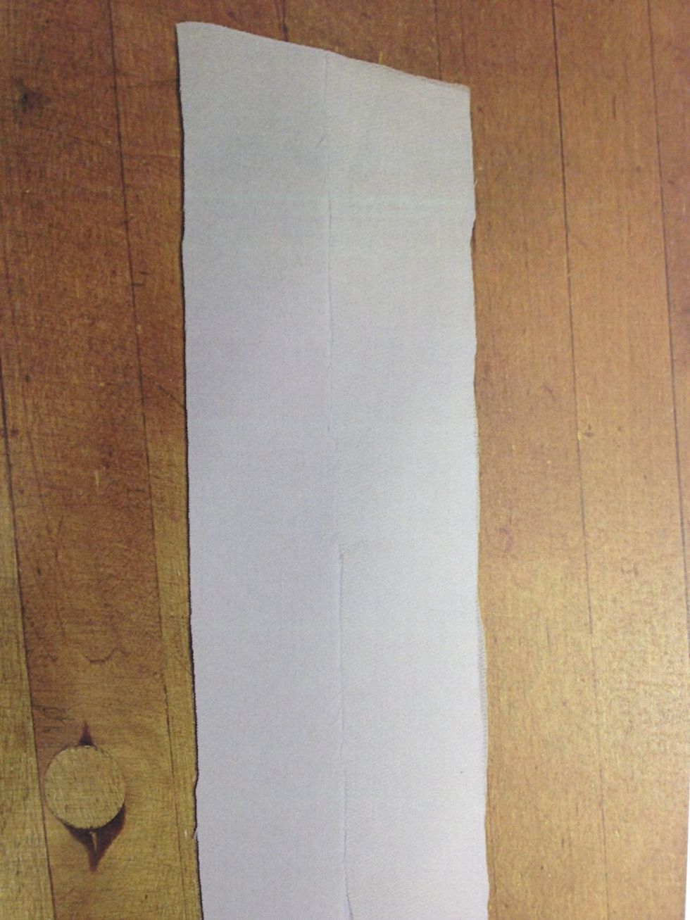 Leikkaa kauluksen pituinen ja 4 cm leve\u00e4 tukikangassuikale. Silit\u00e4 se kiinni kauluksen nurjalle puolelle.