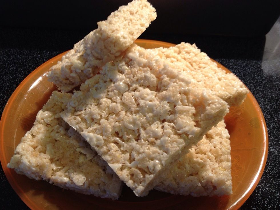 Lemonade Rice Krispie Treats: These treats are the perfect dessert for warmer weather celebrations. Now you can finally use that old container of powdered lemonade for something! http://bit.ly/2bzAqxN