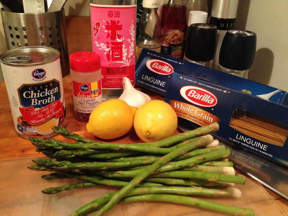 Lemons... Garlic... Asparagus...chicken broth... Regular/whole wheat linguine... Red pepper flakes... Salt and pepper... In this case, I substituted  Michiu (Taiwanese rice wine) instead of white wine
