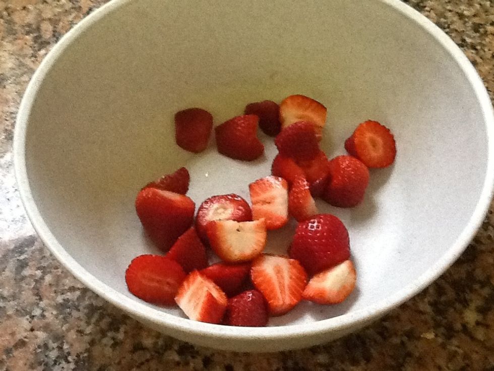 Les tallem a trocets. Podeu posar les maduixes que volgueu