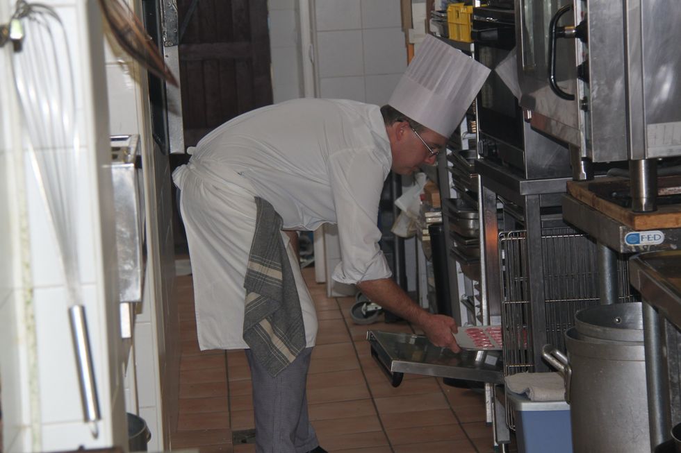 Let dry for about 20 minutes. And then bake at 150 degrees 12 minutes in the oven bottom . Let cool slightly and turn to cool from both side.