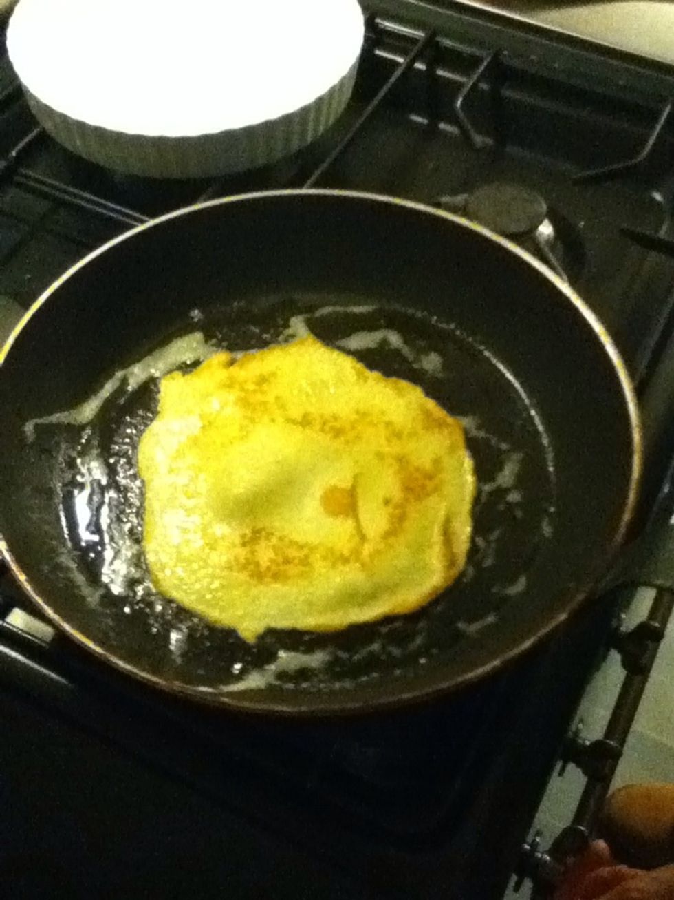 Let it bake a couple of minutes to the sides gets golden brown and then flip it.