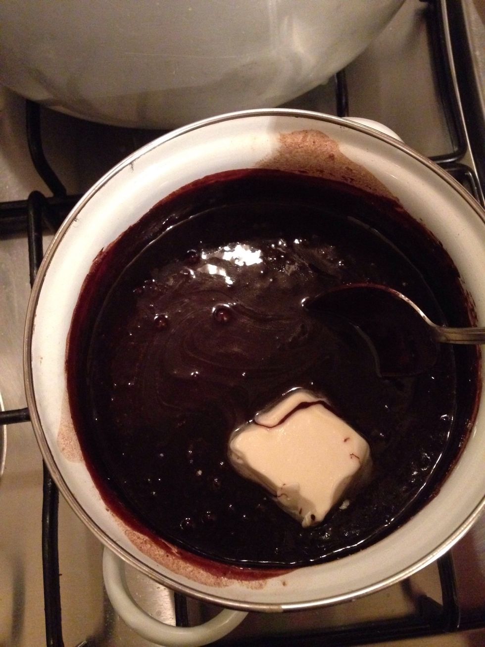 Let it cool completely, and pass to the ganache, pour all the ingredients into a pan and bring to the boil, add the butter, stir ana let it cool down too