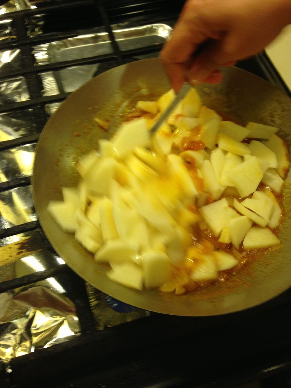 Let it sit for 5 minutes, until the butter is melted and the veggies rip apart with ease. Then drain the potatoes and add it into the pan.