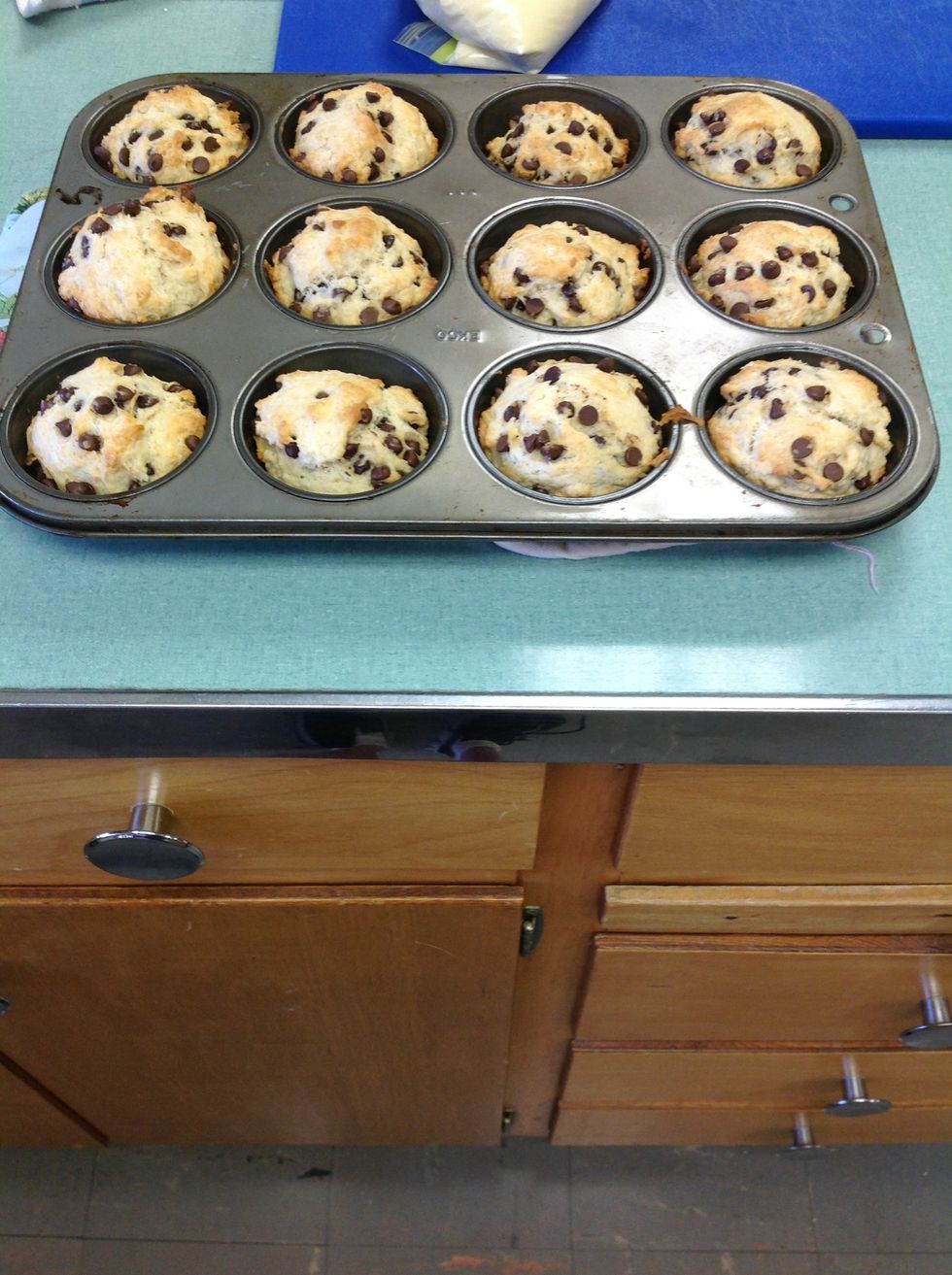 Let muffins sit and cool for 5 minutes.