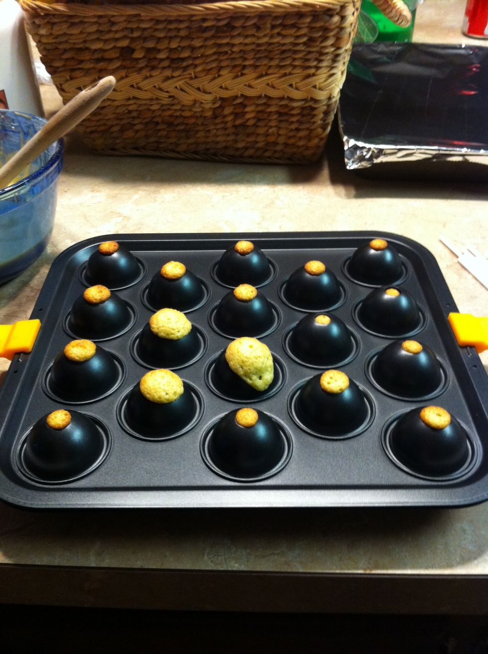 Let pops completely cool before you remove the top.