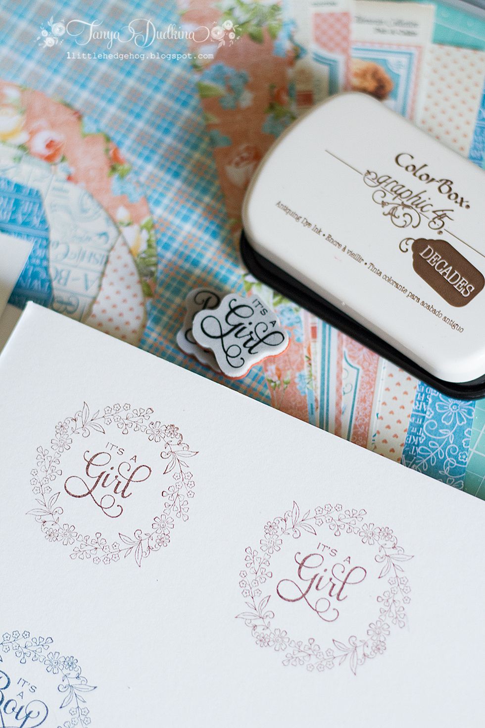 Let's add some title inside the wreath.