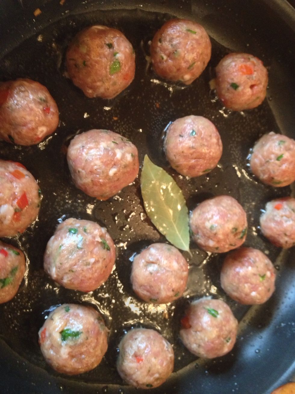 Let's make balls of meat and fry over medium heat, add 1 bay leaf to the oil