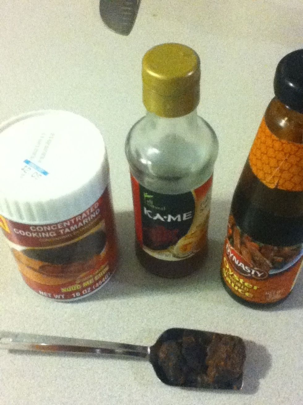 Let's make that sauce, dude. You need 1.5 tbsp fish sauce, about a half tbsp palm sugar, 1 tablespoon liquid tamarind, and 1 tbsp oyster sauce.