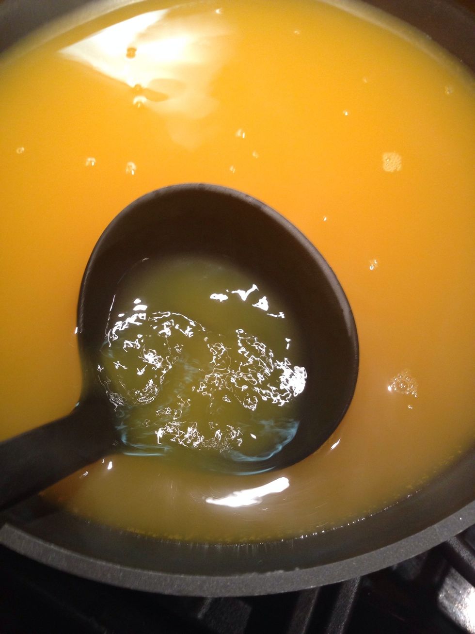 Let's move this step back, put two to three boxes of stock in a pan over low to medium heat, covered. Add some saffron if you like, not required.