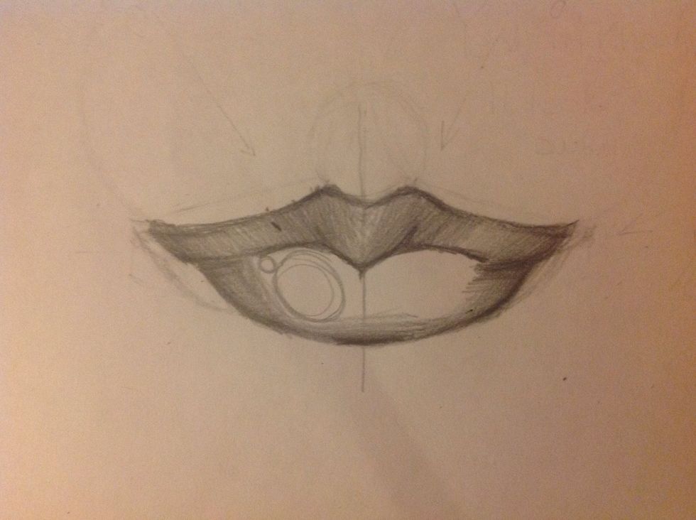 Let's search volume in the lip. Star at the ends with dark strokes and degrading it.