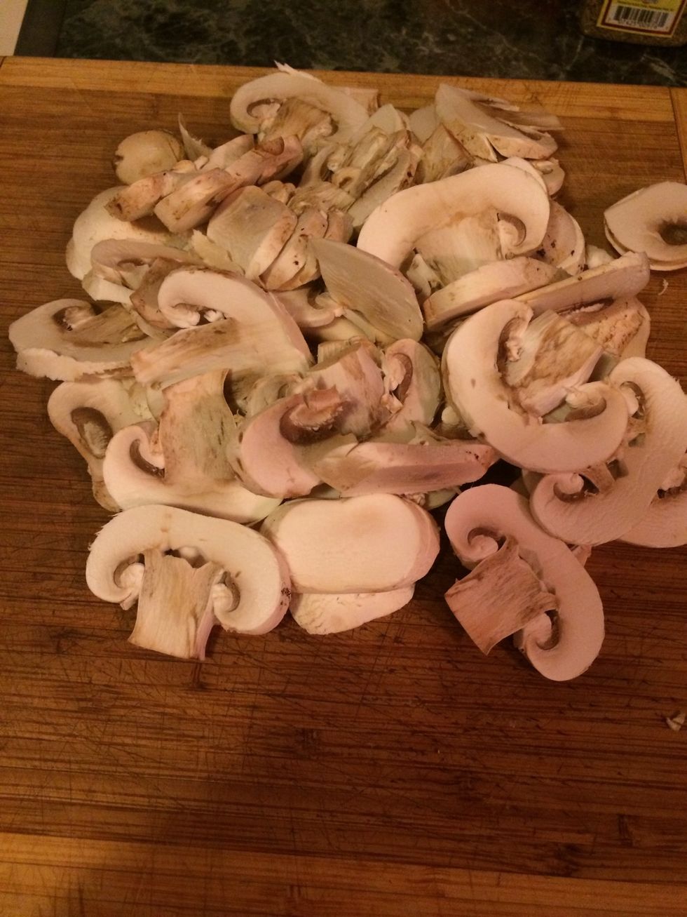 Let's start by slicing the mushrooms, I used button mushrooms. If you like you can use a variety of gourmet mushrooms. Even better!!\u263a\ufe0f