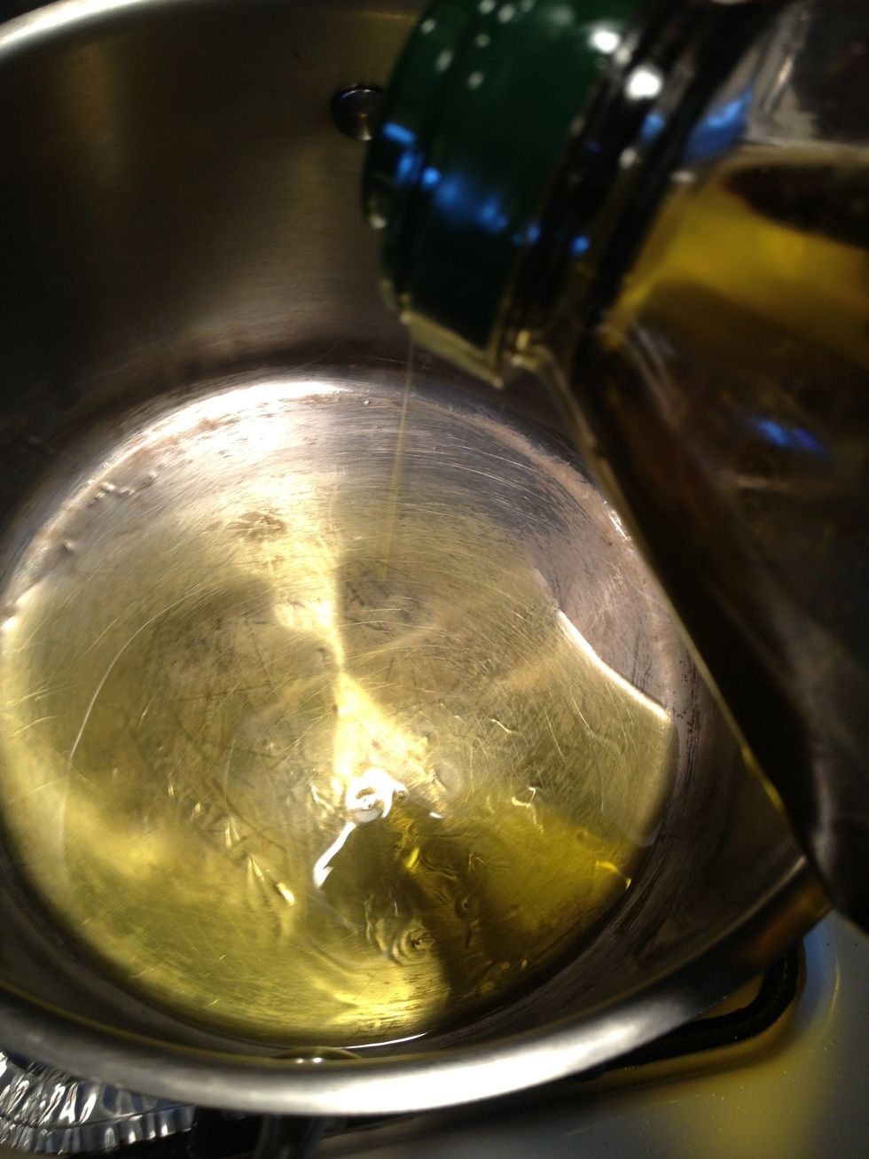 Let's start: In a pot over medium heat add the extra virgin olive oil.