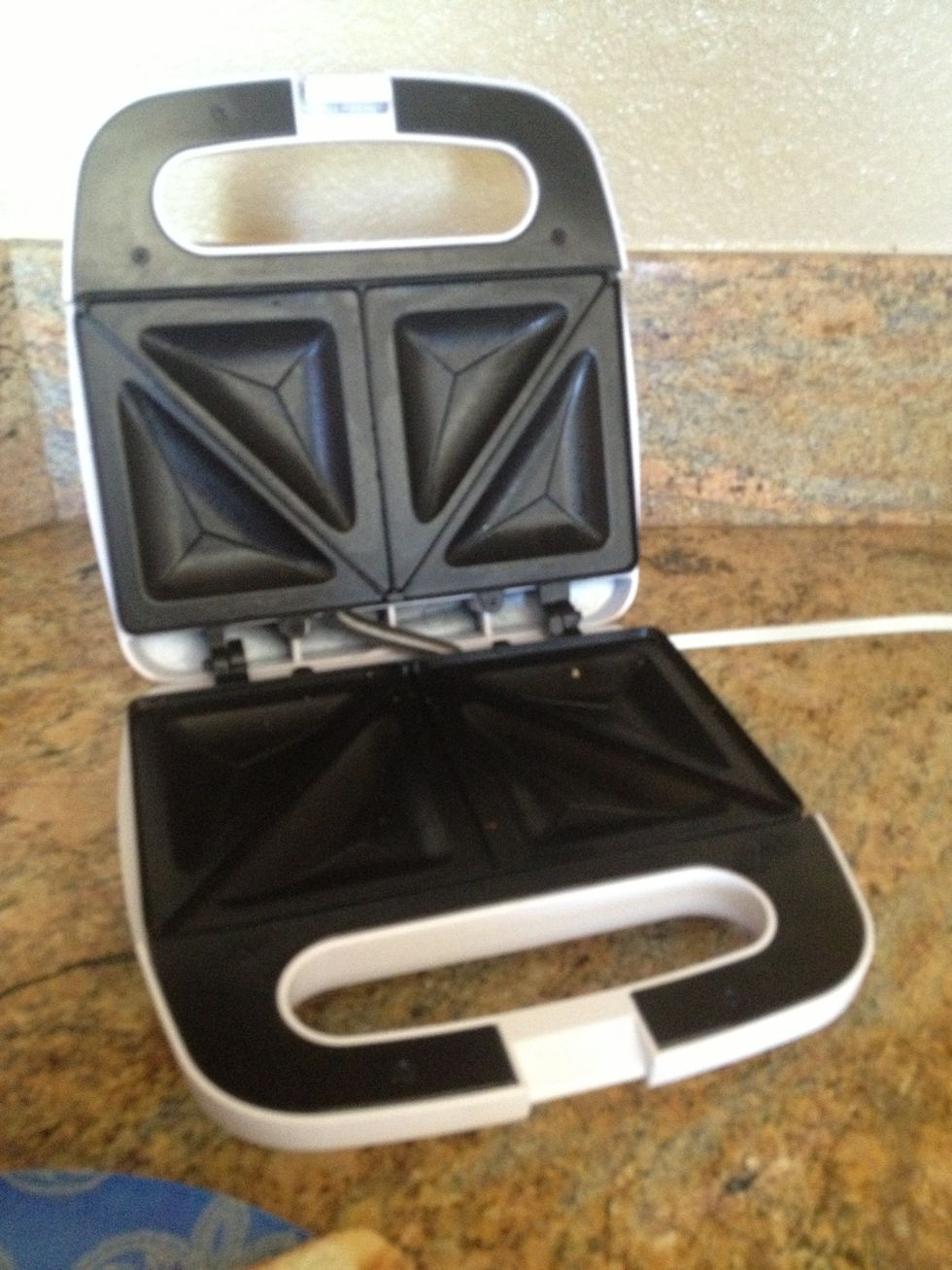 let the cooker cool off before cleaning, touching, or putting it away