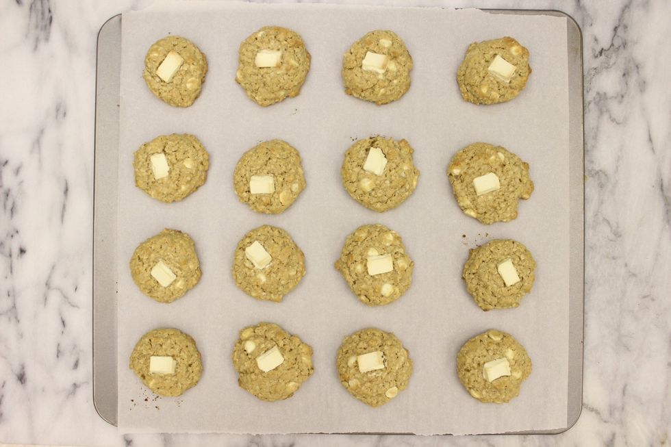 Let the cookies cool on the tray for 5 minutes.