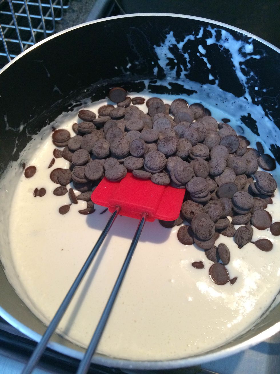 Let the cream boil for a minute moving it constantly so it doesn't burn. Turn it off and add chocolate.