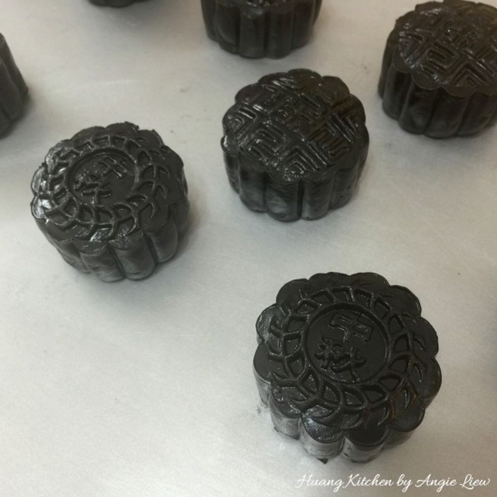 Let the mooncakes cool completely before storing in air-tight container. Let them rest for 2 days before serving. This allows the mooncake skin to soften as well as for the flavour to develop.