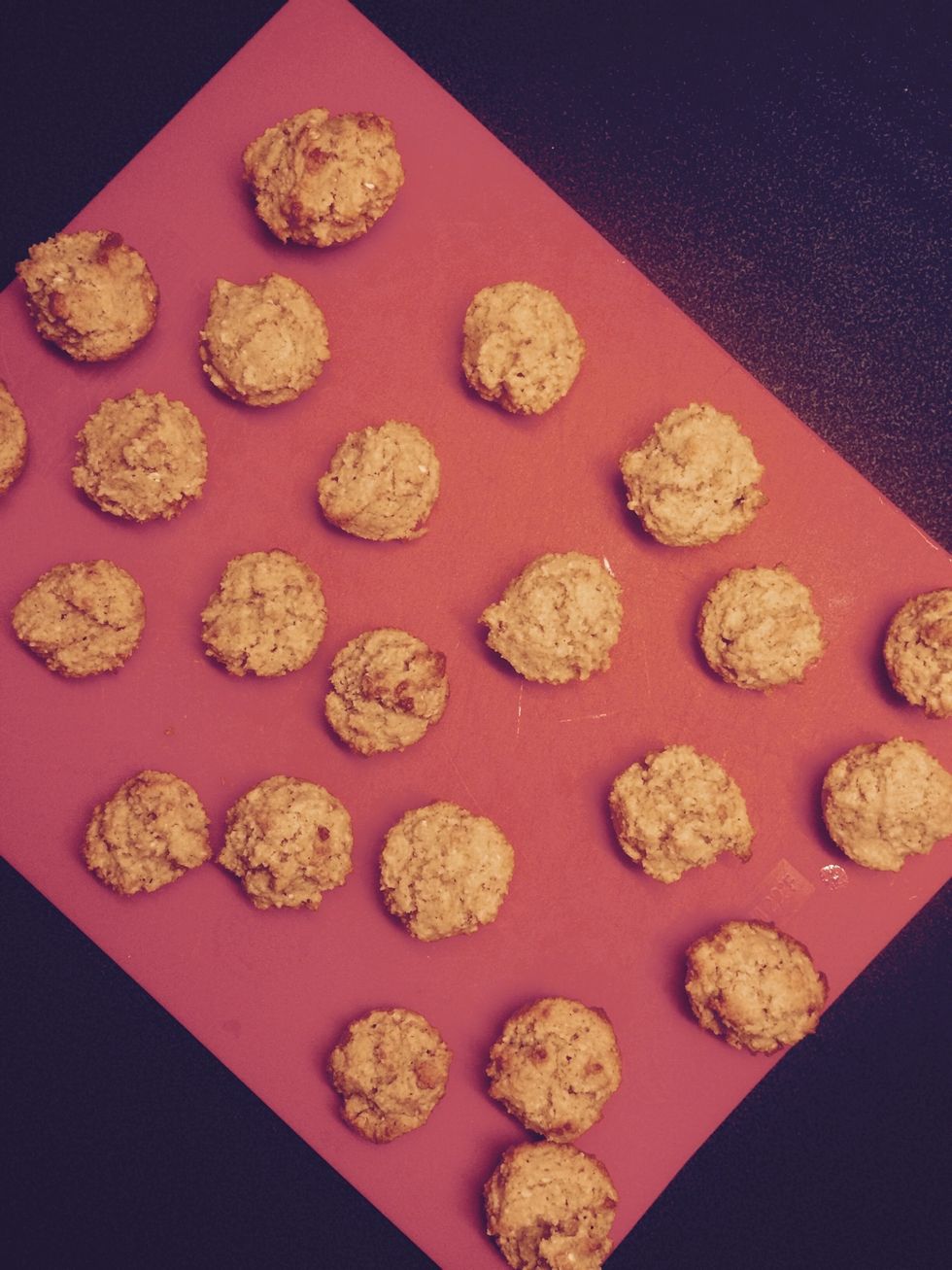 Let the muffins cool for 10 mins before applying frosting