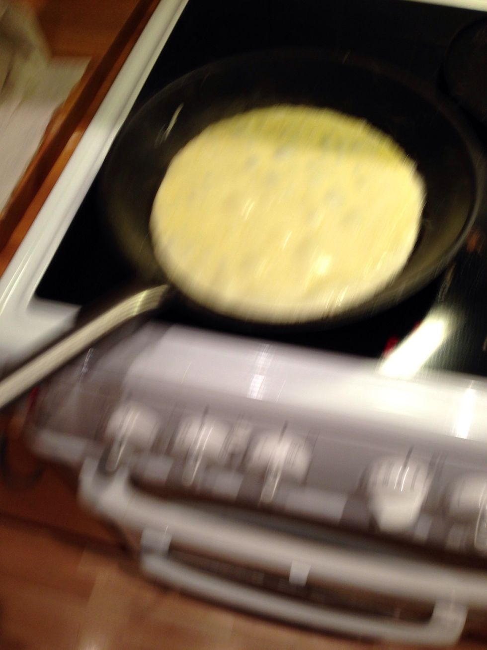 Let the pancake fry in the pan for a little while.