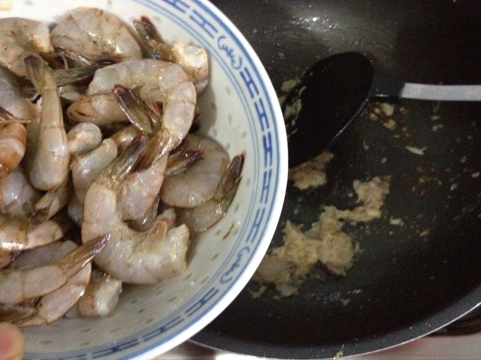 Let the shrimp join the shallots mixture. Cook until the skin is turning orange. You can use diced chicken or sliced beef if you prefer