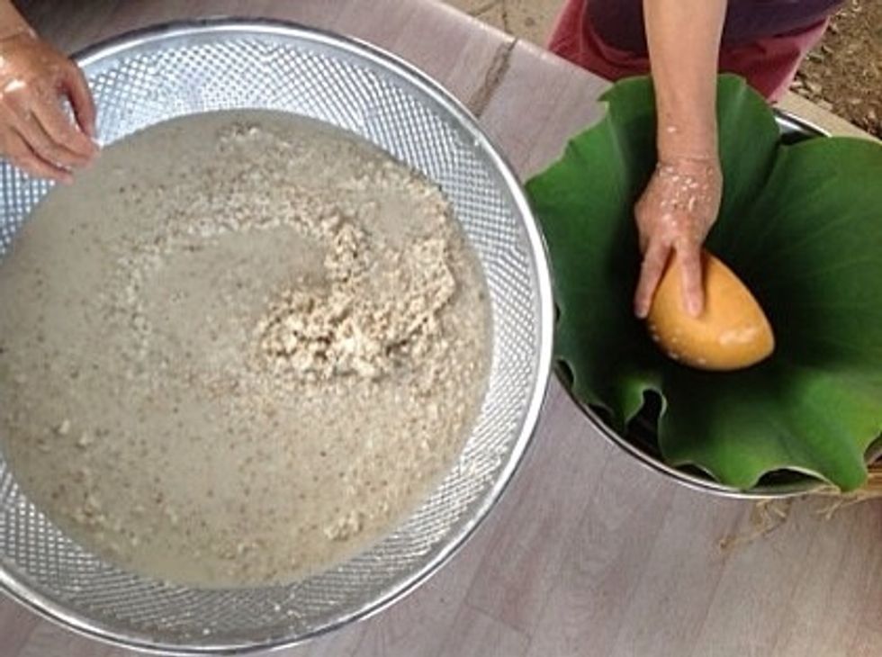 Let the steamed rice chill. And then mix with yeast prepared. Do not squish rice while you mix It. Put mixture on lotus leaf carefuly.