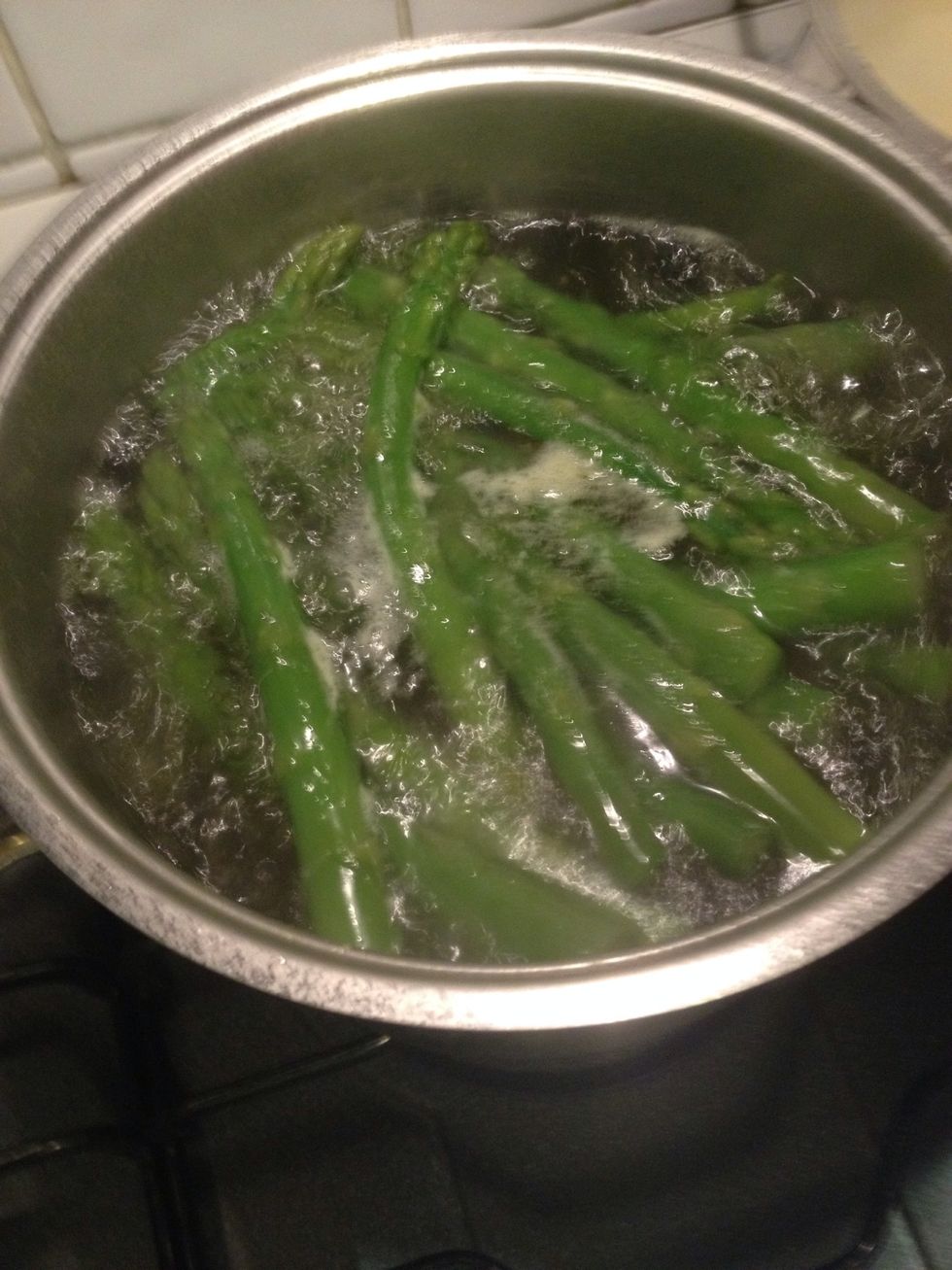 Let the water boil and then add the asparaguses for 15 mins to be boiled too
