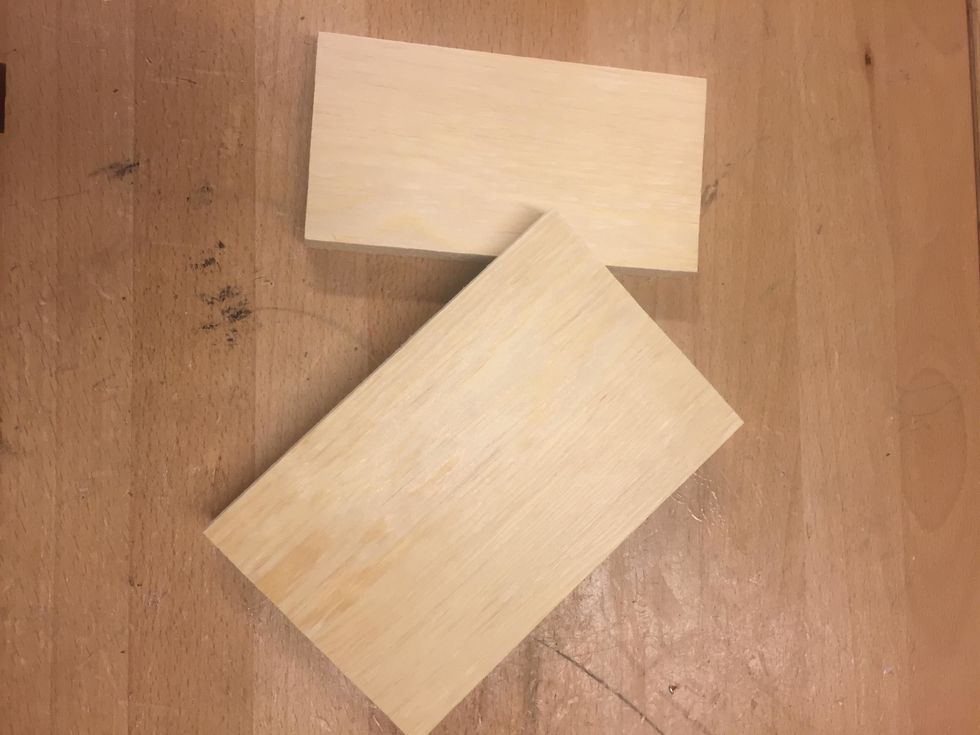 Leta fram de tr\u00e4bitar du beh\u00f6ver. I detta exemplet beh\u00f6ver du en furubit som \u00e4r 90x110 mm och en som \u00e4r 70x135 mm. B\u00e5da 15 mm tjocka.