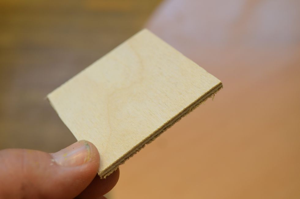 Leta fram en bit tunn (4mm) plywood cirka 5x5 cm stor.