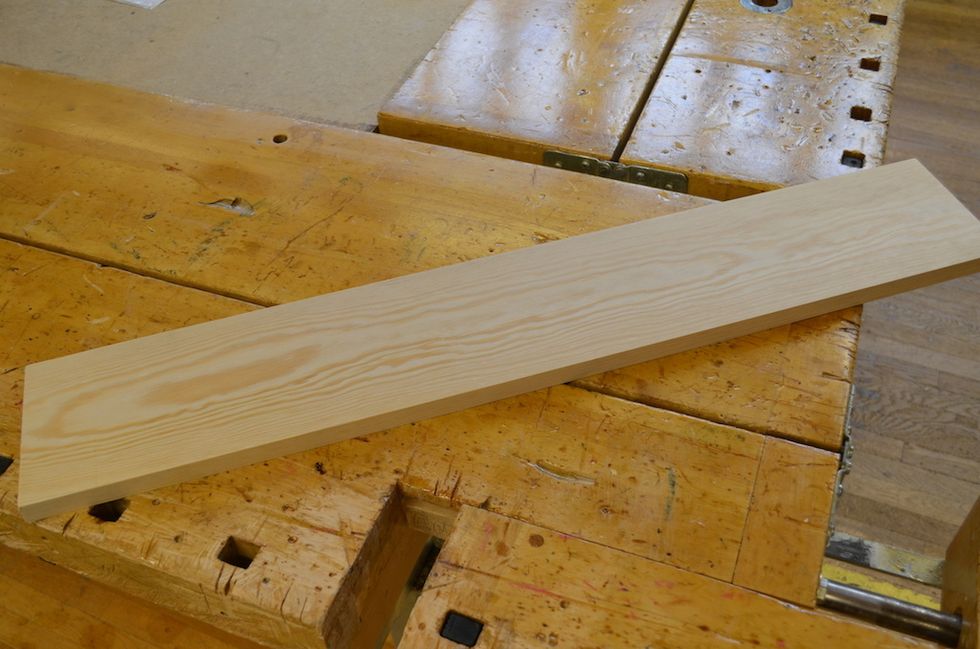 Leta fram en br\u00e4da som i det material som du vill anv\u00e4nda. Detta \u00e4r en 820 mm l\u00e5ng br\u00e4da med dimensionerna 20 x 145 mm.