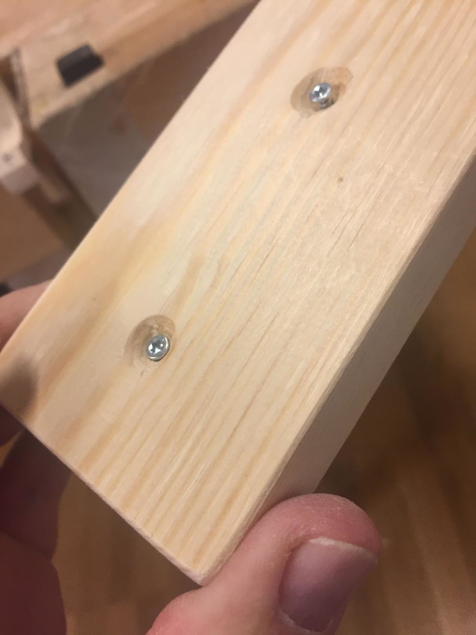 Leta fram skruvar som passar och g\u00e5r genom bottenplattan lagom mycket. I detta fall har jag anv\u00e4nt 2,5x20 mm f\u00f6rs\u00e4nkt skruv.