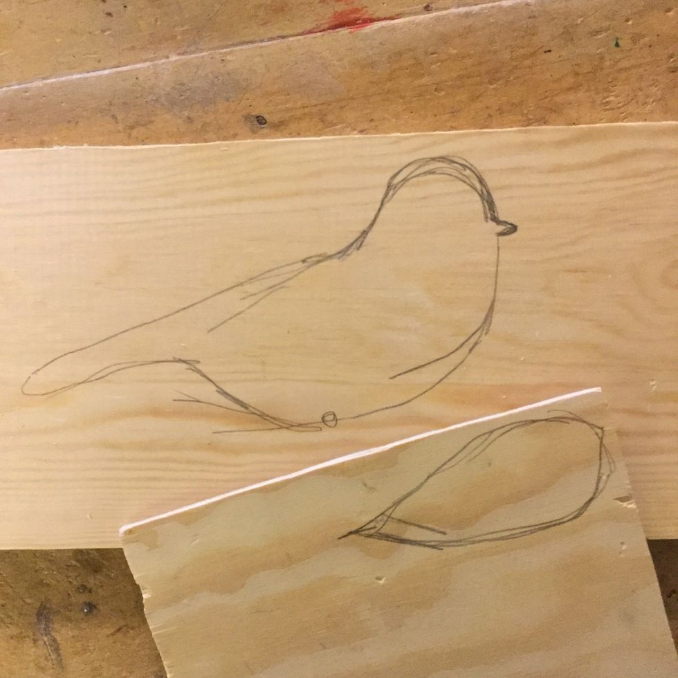 Leta upp en spillbit av en br\u00e4da och teckna upp konturerna av f\u00e5geln. Rita \u00e4ven en vinge p\u00e5 en bit plywood.