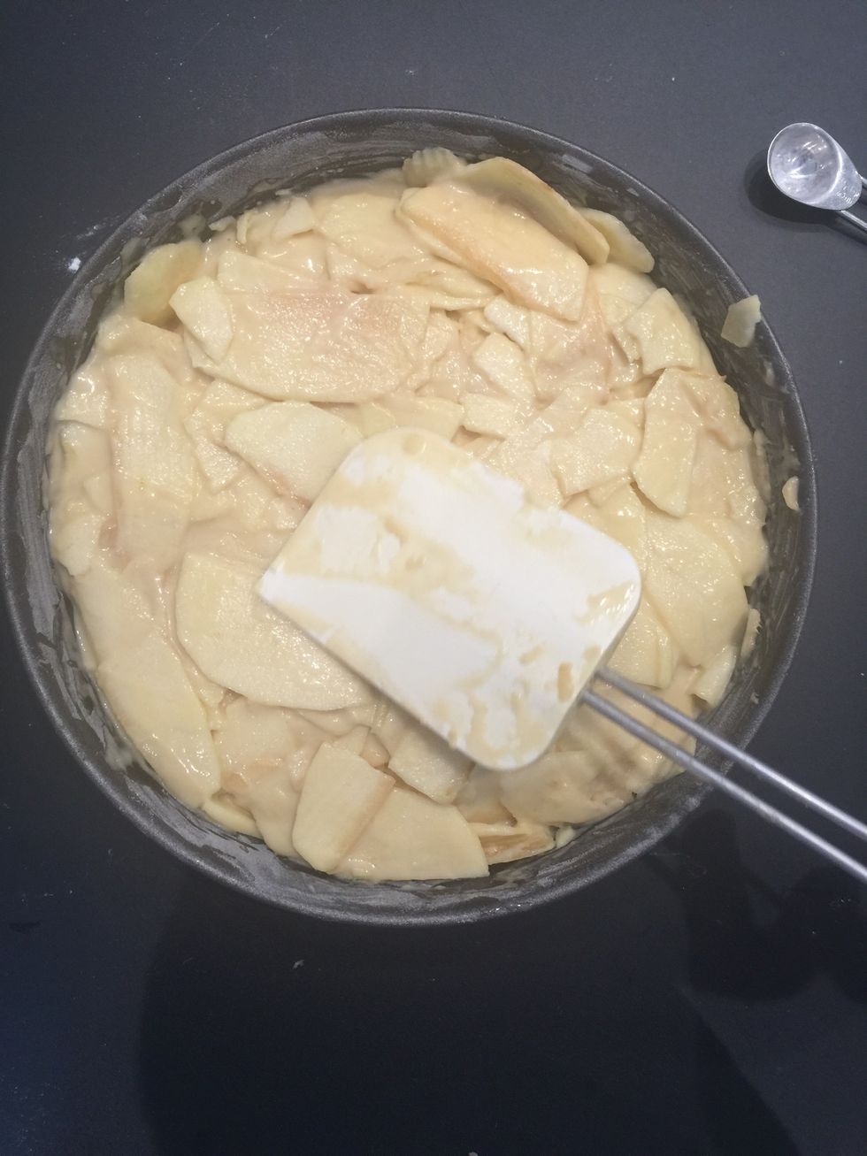 Level with a spatula or with the back of a spoon.