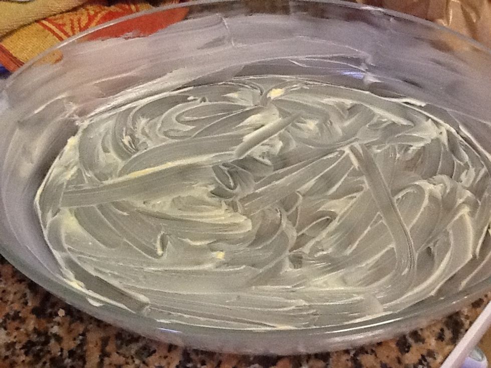 Li posem mantega amb els dits perqu\u00e8 el past\u00eds no s'enganxi