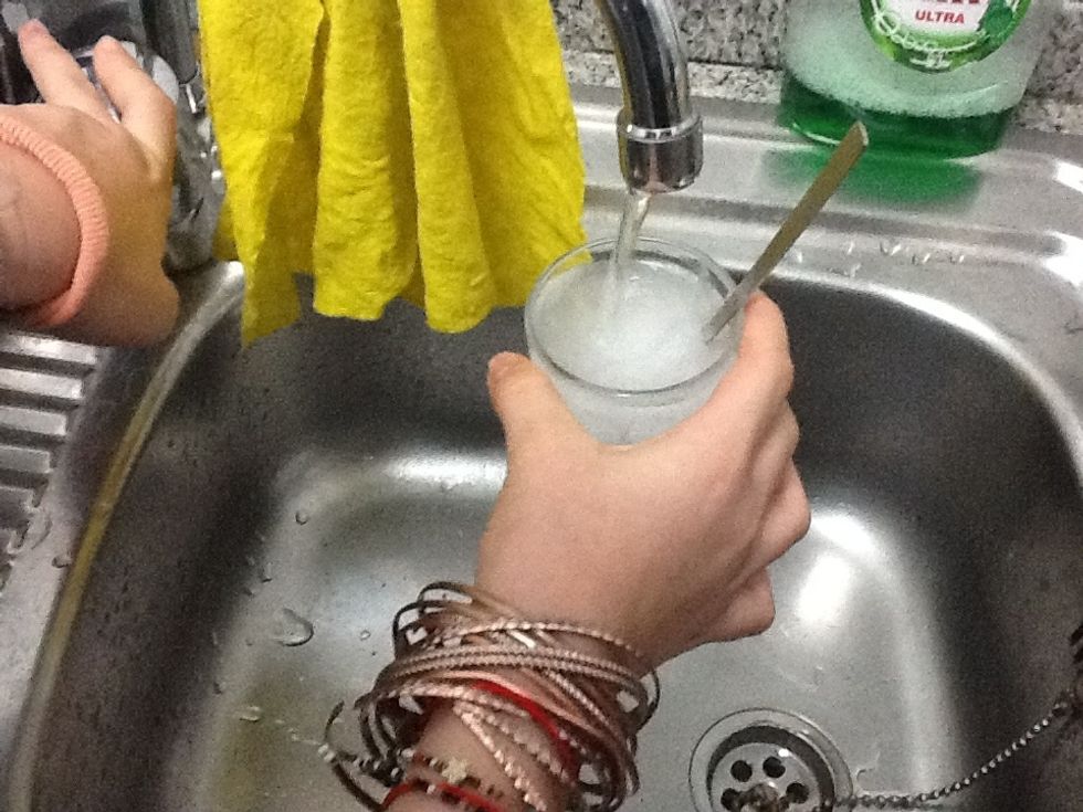 Li posem una mica d'aigua calenta perqu\u00e8 sigui m\u00e9s f\u00e0cil