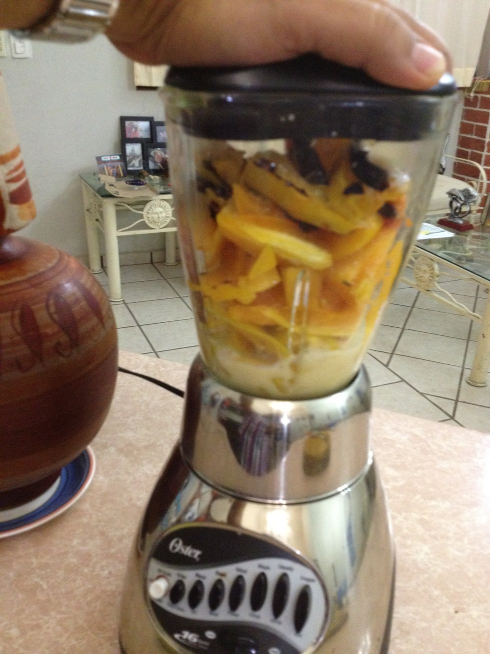 Licua todo hasta que quede liquido.