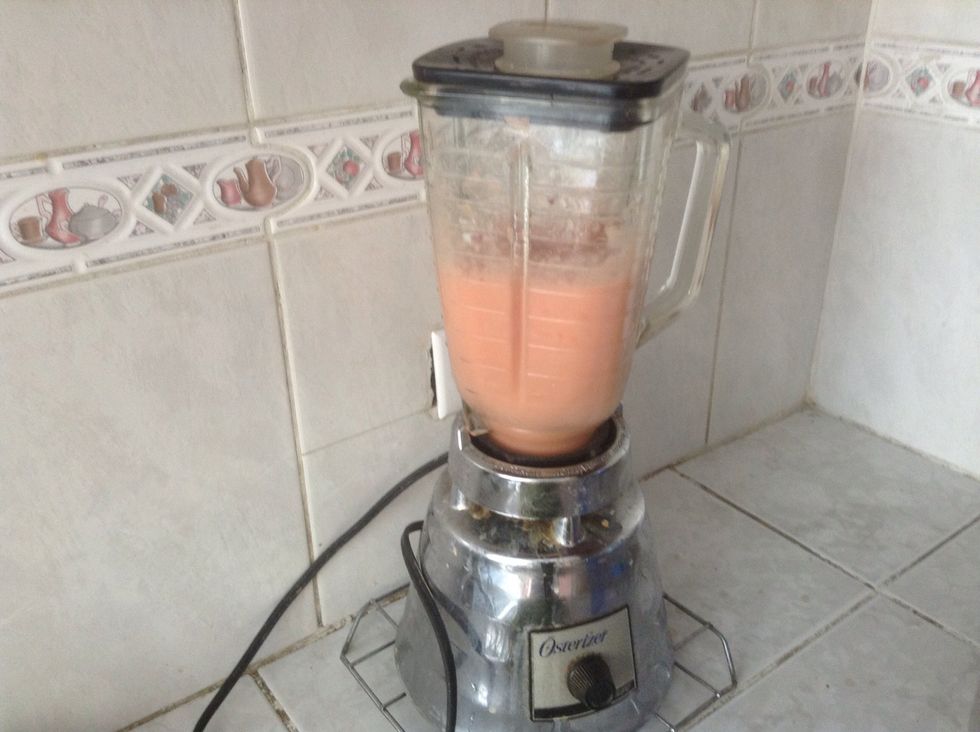 Licuamos un tomate con una parte de la cebolla agregamos y agregamos sal